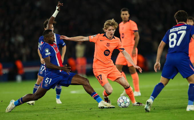 (261021) -- PARIS, Oct. 21, 2026 -- Barcelona s Anthony Gordon (C) vies with PSG s Willian Pacho during the UEFA Champion s League football match between Paris Saint Germain and Barcelona, Paris, France, Oct. 20, 2026. ) (SP) FRANCE-PARIS-FOOTBALL-UEFA CHAMPIONS LEAGUE-PSG VS BARCELONA WuxHuiwo 