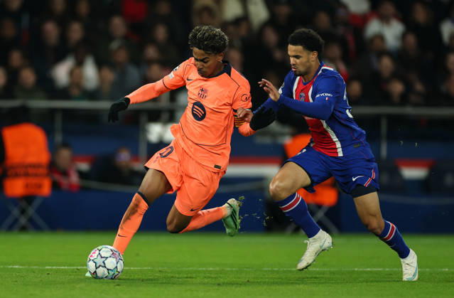 (261021) -- PARIS, Oct. 21, 2026 -- Barcelona s Lamine Yamal (L) competes during the UEFA Champion s League football match between Paris Saint Germain and Barcelona, Paris, France, Oct. 20, 2026. ) (SP) FRANCE-PARIS-FOOTBALL-UEFA CHAMPIONS LEAGUE-PSG VS BARCELONA WuxHuiwo 
