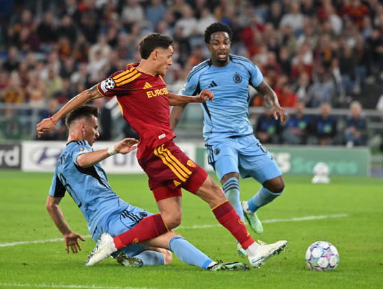 (261021) -- ROME, Oct. 21, 2026 -- Roma s Nahuel Molina (C) shoots to score during the UEFA Champions League football match between Roma and Slovan Bratislava in Rome, Italy, Oct. 20, 2026. (Photo by Xinhua) (SP)ITALY-ROME-FOOTBALL-UEFA CHAMPIONS LEAGUE-ROMA VS SLOVAN BRATISLAVA AlbertoxLingria 