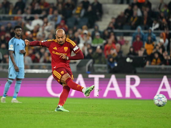 (261021) -- ROME, Oct. 21, 2026 -- Roma s Donyell Malen takes a penalty to score during the UEFA Champions League football match between Roma and Slovan Bratislava in Rome, Italy, Oct. 20, 2026. (Photo by Xinhua) (SP)ITALY-ROME-FOOTBALL-UEFA CHAMPIONS LEAGUE-ROMA VS SLOVAN BRATISLAVA AlbertoxLingria 