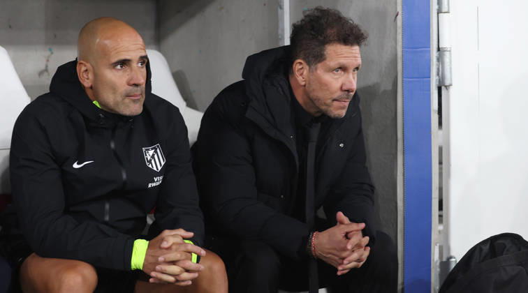 Stuttgart , Fußball UEFA Champions League VfB Stuttgart vs. Atletico Madrid , Trainer Diego Pablo Simeone (AtlÃ tico Madrid, rechts)