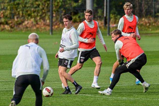 Louis Oppie Kaars Martijn Marcus Mathisen Nemeth David ( Pauli ) am Ball Deutschland , Hamburg , Trainingsgelände an der Kollaustrasse , Fussball , 2. Bundesliga , FC St Pauli