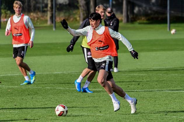 Taichi Hara ( Pauli ) am Ball Deutschland , Hamburg , Trainingsgelände an der Kollaustrasse , Fussball , 2. Bundesliga , FC St Pauli