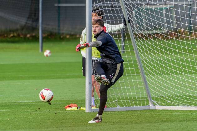 Ben Voll ( Pauli ) am Ball Deutschland , Hamburg , Trainingsgelände an der Kollaustrasse , Fussball , 2. Bundesliga , FC St Pauli