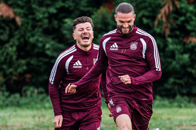 Anderlecht s Giulian Biancone and Anderlecht s Leo Petrot pictured during a training session of Belgian soccer team RSC Anderlecht, Wednesday 21 October 2026 in Brussels, in preparation of tomorrow s match against Polish Jagiellonia Bialystok, on day three of the UEFA Europa League league phase. EMILExWINDAL  x190469006x