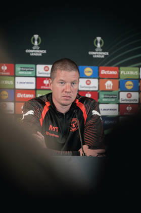 FC Midtjylland press conference, PK, Pressekonferenz - UEFA Conference League Herning, Denmark - October 21: Head coach Mike Tullberg and Pedro Bravo during a press conference ahead of a match between FC Midtjylland and St. Truidense in UEFA Conference League at MCH Arena Herning MCH Arena Denmark Copyright: xDANIELxSTENTZx