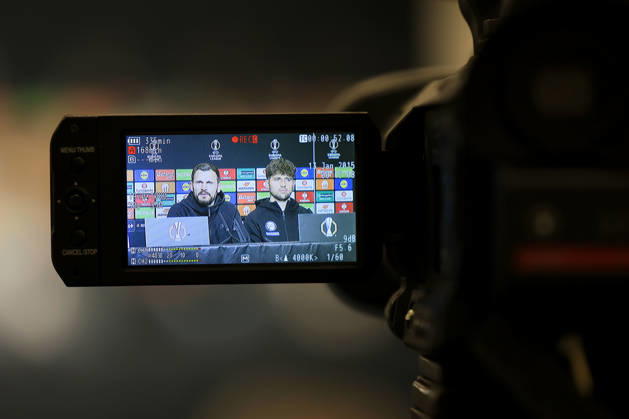 SOCCER - UEFA EL, Sturm vs Marseille GRAZ,AUSTRIA,21.OCT.26 - SOCCER - UEFA Europa League, SK Sturm Graz vs Olympique de Marseille, preview, press conference, PK, Pressekonferenz Sturm. Image shows a feature of head coach Fabio Ingolitsch and Simon Seidl (Sturm) on a TV camera screen.  GEPAxpictures xMarioxBuehner-Weinrauch
