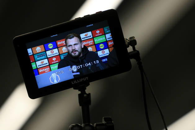 SOCCER - UEFA EL, Sturm vs Marseille GRAZ,AUSTRIA,21.OCT.26 - SOCCER - UEFA Europa League, SK Sturm Graz vs Olympique de Marseille, preview, press conference, PK, Pressekonferenz Sturm. Image shows a feature of head coach Fabio Ingolitsch (Sturm) on a TV camera screen.  GEPAxpictures xMarioxBuehner-Weinrauch