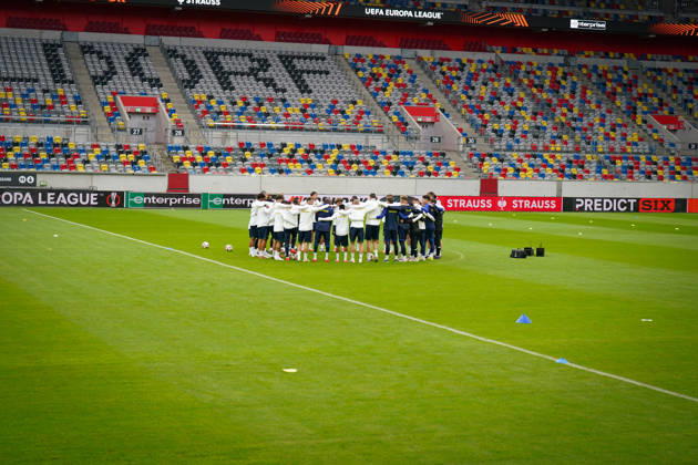 Deutschland: Fussball UEFA Europa League 2026 - 2027, 3. Spieltag, Royale Union Saint-Gilloise vs. Hapoel Beer Sheva, Matchday -1 (MD-1), 21.10.2026, Merkur Spiel-Arena (Düsseldorf): Mannschaftskreis von Union Saint-Gilloise beim Abschlusstraining im leeren Stadion. Mannschaftsfoto, Teamgeist, Training, Sportstätte, Innenansicht, Totale, leere Tribüne, Geisterspiel, Zuschauerausschluss, Sicherheitslage, Nahostkonflikt, Israel, Belgien, UEFA, Werbebande. Copyright: xJOERANxSTEINSIEKx