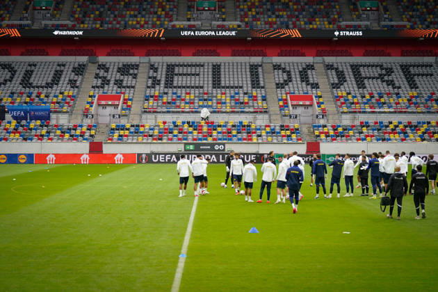 Deutschland: Fussball UEFA Europa League 2026 - 2027, 3. Spieltag, Royale Union Saint-Gilloise vs. Hapoel Beer Sheva, Matchday -1 (MD-1), 21.10.2026, Merkur Spiel-Arena (Düsseldorf): Abschlusstraining von Union Saint-Gilloise im leeren Stadion vor dem Geisterspiel unter Zuschauerausschluss. Sportstätte, Innenansicht, Totale, Mannschaft, Spieler, Training, leere Tribüne, Sicherheitslage, Nahostkonflikt, UEFA, Sponsoren, Lidl, Hankook, Strauss, Werbung, Werbebande. Copyright: xJOERANxSTEINSIEKx