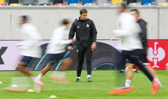 Union s head coach David Hubert pictured during a training session of Belgian soccer team Royale Union Saint-Gilloise, Wednesday 21 October 2026 in Dusseldorf, Germany, in preparation of tomorrow s game against Israeli Hapoel Be er Sheva F.C. on the third day of the UEFA Europa League league phase. The game was moved to Dusseldorf, as Belgian cities refused to host for security reasons. VIRGINIExLEFOUR  x190509168x