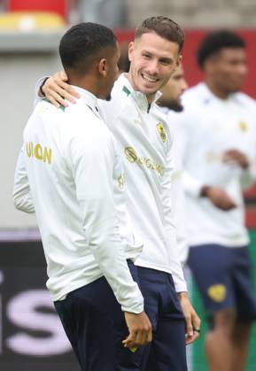 Union s Guilherme Smith and Union s Raul Florucz pictured during a training session of Belgian soccer team Royale Union Saint-Gilloise, Wednesday 21 October 2026 in Dusseldorf, Germany, in preparation of tomorrow s game against Israeli Hapoel Be er Sheva F.C. on the third day of the UEFA Europa League league phase. The game was moved to Dusseldorf, as Belgian cities refused to host for security reasons. VIRGINIExLEFOUR  x190509117x