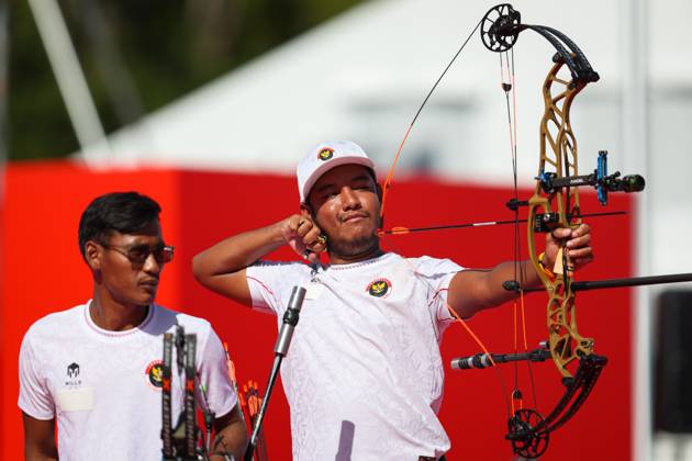 Indonesia Wins Silver in Men™s Compound Doubles Para Archery OKAZAKI, JAPAN OCTOBER 21, 2026: Indonesian para archers Ken Swagumilang (right) and Arif Firmansyah (left) compete at the 5th Asian Para Games Aichi-Nagoya 2026 at Okazaki, Japan. Okazaki Aichi Jepang Copyright: x xDwixPrasetyax xJNAxPressx