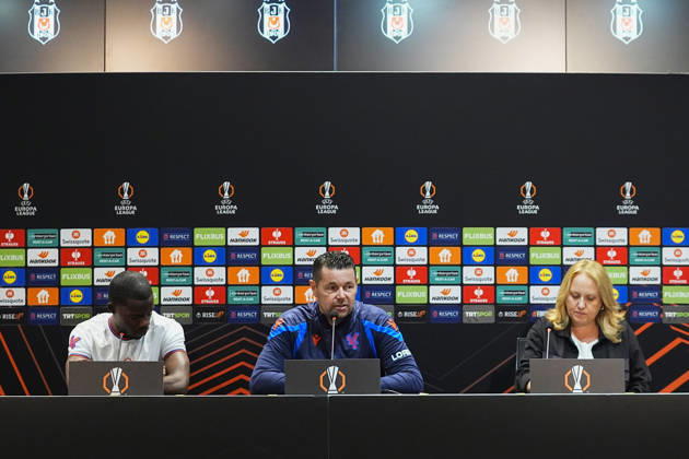Ahead of Besiktas v Crystal Palace - UEFA Europa League ISTANBUL, TURKIYE - OCTOBER 21: Pierre Sage (C), head coach of Crystal Palace and Tyrick Mitchell (L) of Crystal Palace attend a press conference, PK, Pressekonferenz at Tupras Stadium ahead of UEFA Europa League football match against Besiktas in Istanbul, Turkiye on October 21, 2026. Esra Bilgin Anadolu Istanbul Turkey. Editorial use only. Please get in touch for any other usage.  Copyright: x2026xAnadoluxEsraxBilginx