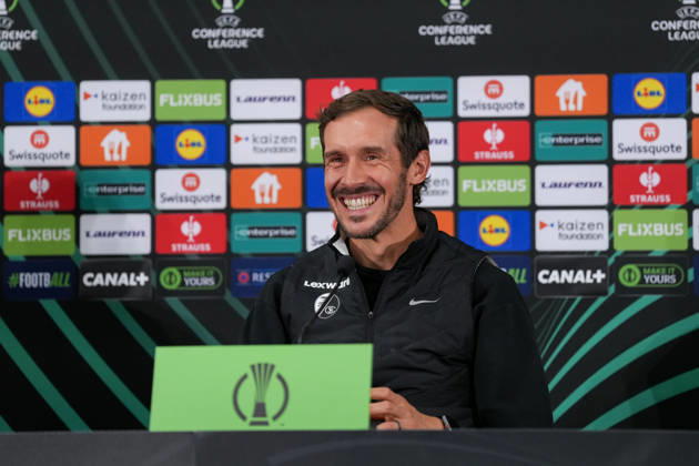Julian Schuster (SC Freiburg, Trainer) bei der PK, Pressekonferenz , Monaco, Fussball, UEFA Conference League, 2. Spieltag, Ligaphase , 2026 2027, AS Monaco vs. SC Freiburg, 21.10.2026, Stade Louis II, Monaco Monaco Stade Louis II Fontvieille Monaco Copyright: xArnexAmbergx