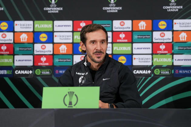 Julian Schuster (SC Freiburg, Trainer) bei der PK, Pressekonferenz , Monaco, Fussball, UEFA Conference League, 2. Spieltag, Ligaphase , 2026 2027, AS Monaco vs. SC Freiburg, 21.10.2026, Stade Louis II, Monaco Monaco Stade Louis II Fontvieille Monaco Copyright: xArnexAmbergx