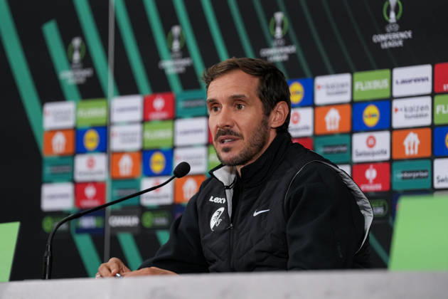 Julian Schuster (SC Freiburg, Trainer) bei der PK, Pressekonferenz , Monaco, Fussball, UEFA Conference League, 2. Spieltag, Ligaphase , 2026 2027, AS Monaco vs. SC Freiburg, 21.10.2026, Stade Louis II, Monaco Monaco Stade Louis II Fontvieille Monaco Copyright: xArnexAmbergx