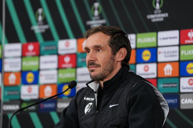 Julian Schuster (SC Freiburg, Trainer) bei der PK, Pressekonferenz , Monaco, Fussball, UEFA Conference League, 2. Spieltag, Ligaphase , 2026 2027, AS Monaco vs. SC Freiburg, 21.10.2026, Stade Louis II, Monaco Monaco Stade Louis II Fontvieille Monaco Copyright: xArnexAmbergx