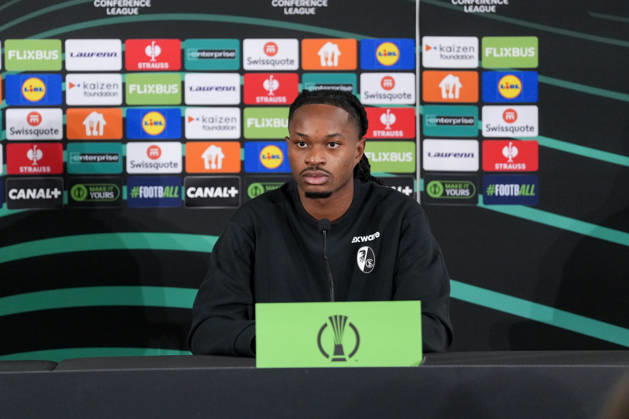 Jordy Makengo (SC Freiburg, 33) bei der PK, Pressekonferenz , Monaco, Fussball, UEFA Conference League, 2. Spieltag, Ligaphase , 2026 2027, AS Monaco vs. SC Freiburg, 21.10.2026, Stade Louis II, Monaco Monaco Stade Louis II Fontvieille Monaco Copyright: xArnexAmbergx