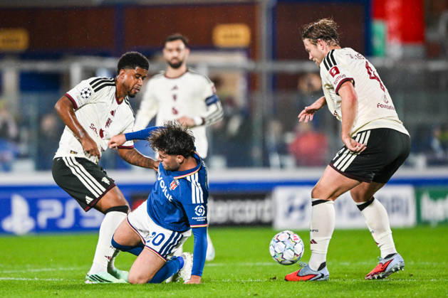 Martin Baturina of Calcio Como fights for the ball with Matthijs de Ligt of Manchester United, ManU Football Club during the UEFA Champions League stage match Phase MD3 between Calcio Como and Manchester United Football Club at the Giuseppe Sinigaglia stadium in Como, north Italy -October 21, 2026 - Soccer.  Copyright: xTizianoxBallabio LaPressex