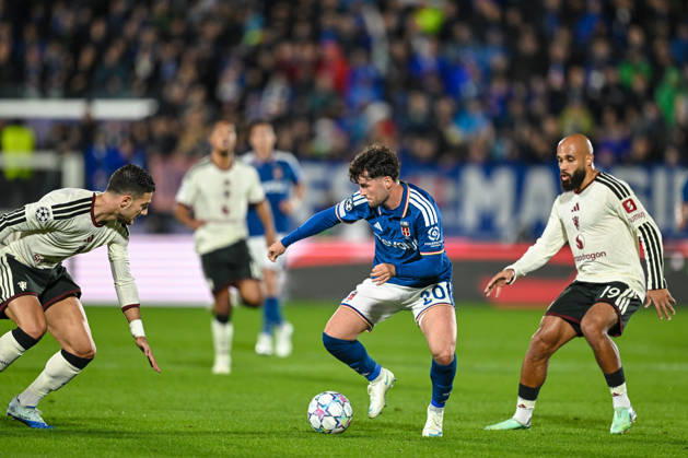 Martin Baturina of Calcio Como fights for the ball with BRYAN MBEUMO of Manchester United, ManU Football Club during the UEFA Champions League stage match Phase MD3 between Calcio Como and Manchester United Football Club at the Giuseppe Sinigaglia stadium in Como, north Italy -October 21, 2026 - Soccer.  Copyright: xTizianoxBallabio LaPressex