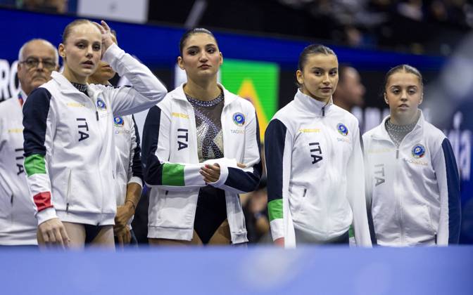 ROTTERDAM - The Italian gymnasts during the team final at the World Gymnastics Championships in Rotterdam Ahoy. IRIS VAN DEN BROEK ANP xVIxANPxSportx xxANPxIVx 573182183 originalFilename: 573182183.jpg