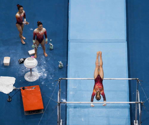 2026 Artistic Gymnastics World Championships, Day 5, Women s Team Final 261021 Qiyuan Qiu of China and Siyu Du of China watching Qingying Zhang of China, warm up ahead of competing in uneven bars during women s team final on day five of the 2026 Artistic Gymnastics World Championships on October 21, 2026 in Rotterdam. Photo: Joel Marklund BILDBYRÅN kod JM JM0863 bbeng artistisk gymnastik artistic gymnastics gymnastik-vm vm artistic gymnastics world championships final lagfinal team final dam Copyright: JOELxMARKLUND BB261021JM010