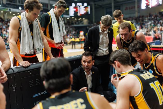 Damir Rancic (KK Croatia Split) mit Team in der Auszeit, Emotionen, Geste, Gestik, Mimik Vet Concept Gladiators Trier vs KK Split, Basketball, FIBA Europe Cup, 3. Spieltag, Saison 2026 2027, 21.10.2026 Vet Concept Gladiators Trier vs KK Split, Basketball, FIBA Europe Cup, 3. Spieltag, Saison 2026 2027, 21.10.2026 Copyright: xEibnerxPressefotox EP_ANS