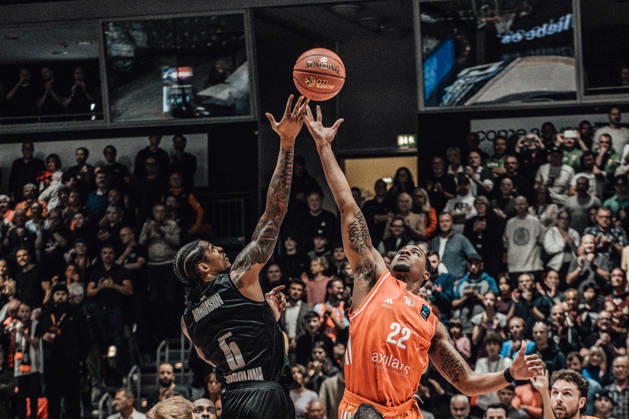 4. Spieltag des Basketball Eurocup Niners Chemnitz -Slask Wroclaw 21.10.2026 ab 19:00 Uhr Chemnitz, Chemnitz Arena Im Foto:05 Devin Robinson, 22 Nighaeal Ceaser, Tip off 4. Spieltag des Basketball Eurocup Niners Chemnitz -Slask Wroclaw Chemnitz Sachsen Deutschland Copyright: xEHLxMedia MichelxKöhlerx 20262110-Niners-Chemnitz-Slask-Wroclaw-001