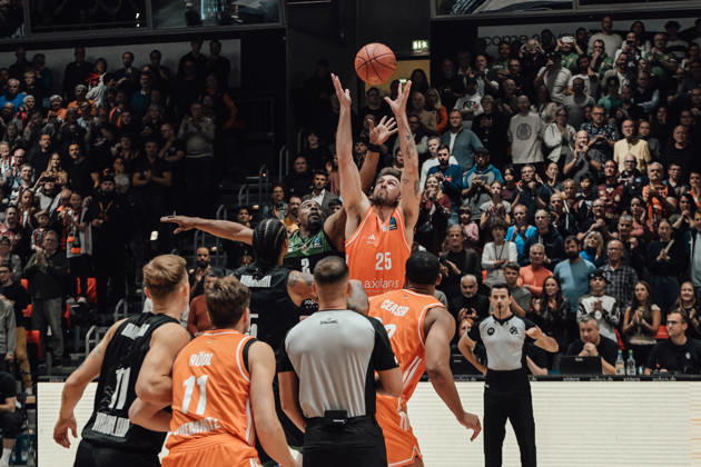 4. Spieltag des Basketball Eurocup Niners Chemnitz -Slask Wroclaw 21.10.2026 ab 19:00 Uhr Chemnitz, Chemnitz Arena Im Foto:25 Ben Burnham, 02 Anthonny Hickey 4. Spieltag des Basketball Eurocup Niners Chemnitz -Slask Wroclaw Chemnitz Sachsen Deutschland Copyright: xEHLxMedia MichelxKöhlerx 20262110-Niners-Chemnitz-Slask-Wroclaw-002
