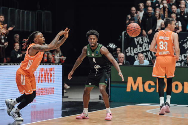 4. Spieltag des Basketball Eurocup Niners Chemnitz -Slask Wroclaw 21.10.2026 ab 19:00 Uhr Chemnitz, Chemnitz Arena Im Foto:24 Cobe Williams, 04 Kyrell Luc, 33 Rayn Mikesell 4. Spieltag des Basketball Eurocup Niners Chemnitz -Slask Wroclaw Chemnitz Sachsen Deutschland Copyright: xEHLxMedia MichelxKöhlerx 20262110-Niners-Chemnitz-Slask-Wroclaw-017