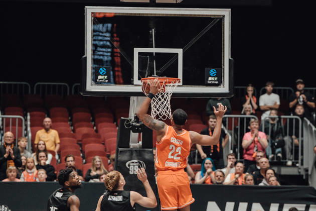 4. Spieltag des Basketball Eurocup Niners Chemnitz -Slask Wroclaw 21.10.2026 ab 19:00 Uhr Chemnitz, Chemnitz Arena Im Foto:22 Nighaeal Ceaser, 22 Tymotheusz Sterniucki 4. Spieltag des Basketball Eurocup Niners Chemnitz -Slask Wroclaw Chemnitz Sachsen Deutschland Copyright: xEHLxMedia MichelxKöhlerx 20262110-Niners-Chemnitz-Slask-Wroclaw-022