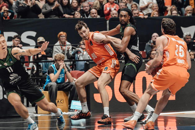 4. Spieltag des Basketball Eurocup Niners Chemnitz -Slask Wroclaw 21.10.2026 ab 19:00 Uhr Chemnitz, Chemnitz Arena Im Foto:25 Ben Burnham, 11 Blazej Kulikowski, 90 Jannis von Seckendorf 4. Spieltag des Basketball Eurocup Niners Chemnitz -Slask Wroclaw Chemnitz Sachsen Deutschland Copyright: xEHLxMedia MichelxKöhlerx 20262110-Niners-Chemnitz-Slask-Wroclaw-011