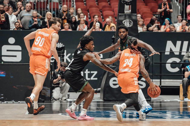 4. Spieltag des Basketball Eurocup Niners Chemnitz -Slask Wroclaw 21.10.2026 ab 19:00 Uhr Chemnitz, Chemnitz Arena Im Foto:24 Cobe Williams, 90 Jannis von Seckendorf 4. Spieltag des Basketball Eurocup Niners Chemnitz -Slask Wroclaw Chemnitz Sachsen Deutschland Copyright: xEHLxMedia MichelxKöhlerx 20262110-Niners-Chemnitz-Slask-Wroclaw-016