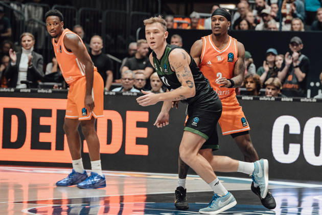 4. Spieltag des Basketball Eurocup Niners Chemnitz -Slask Wroclaw 21.10.2026 ab 19:00 Uhr Chemnitz, Chemnitz Arena Im Foto: 02 Stefan Smith, 11 Blazej Kulikowski 4. Spieltag des Basketball Eurocup Niners Chemnitz -Slask Wroclaw Chemnitz Sachsen Deutschland Copyright: xEHLxMedia MichelxKöhlerx 20262110-Niners-Chemnitz-Slask-Wroclaw-041