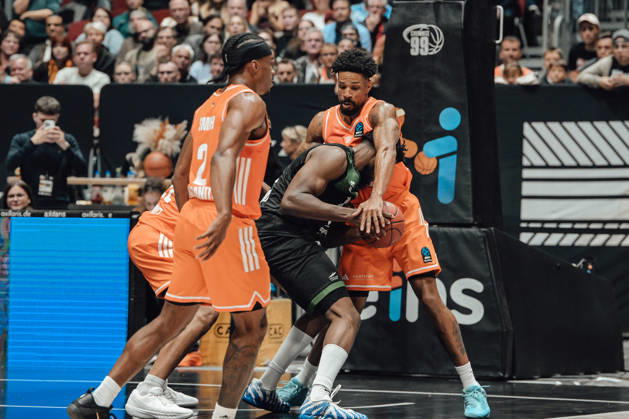 4. Spieltag des Basketball Eurocup Niners Chemnitz -Slask Wroclaw 21.10.2026 ab 19:00 Uhr Chemnitz, Chemnitz Arena Im Foto:02 Stefan Smith, 20 Urald King, 15 John Egbunu 4. Spieltag des Basketball Eurocup Niners Chemnitz -Slask Wroclaw Chemnitz Sachsen Deutschland Copyright: xEHLxMedia MichelxKöhlerx 20262110-Niners-Chemnitz-Slask-Wroclaw-047