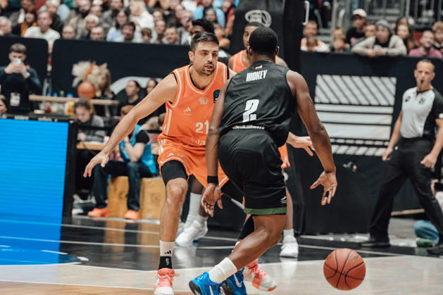 4. Spieltag des Basketball Eurocup Niners Chemnitz -Slask Wroclaw 21.10.2026 ab 19:00 Uhr Chemnitz, Chemnitz Arena Im Foto:21 Mateo Sericm 02 Anthonny Hickey 4. Spieltag des Basketball Eurocup Niners Chemnitz -Slask Wroclaw Chemnitz Sachsen Deutschland Copyright: xEHLxMedia MichelxKöhlerx 20262110-Niners-Chemnitz-Slask-Wroclaw-049