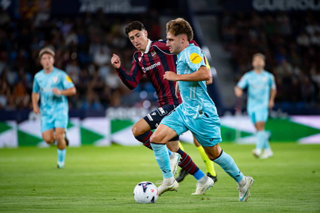 October 21, 2026, Valencia, Valencia, Spain: ROBERT NAVARRO of Athletic Club runs with the ball during the LaLiga EA Sports, match between Levante UD and Athletic Club at Ciutat de Valencia stadium Valencia Spain - ZUMAs385 20261021_zsp_s385_005 Copyright: xLeopoldxSoglox