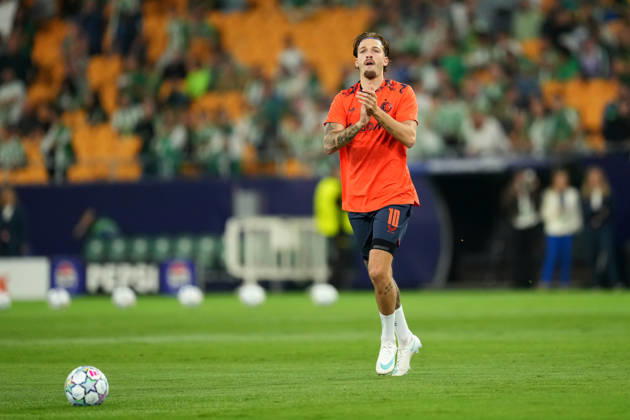 UEFA Champions League: Real Betis Balompie v Feyenoord Rotterdam SEVILLE, SPAIN - OCTOBER 21: Luciano Valente of Feyenoord Rotterdam enters the pitch during the UEFA Champions League match between Real Betis Balompie and Feyenoord Rotterdam at Estadio La Cartuja on October 21, 2026 in Seville, Spain Copyright: xYannickxVerhoevenx