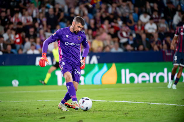 October 21, 2026, Valencia, Valencia, Spain: MATHEW RYAN of Levante UD shoot the ball during the LaLiga EA Sports, match between Levante UD and Athletic Club at Ciutat de Valencia stadium Soccer 2026: LaLiga: Levante UD - Athletic Club  - ZUMAs385 20261021_zsp_s385_010 Copyright: xLeopoldxSoglox