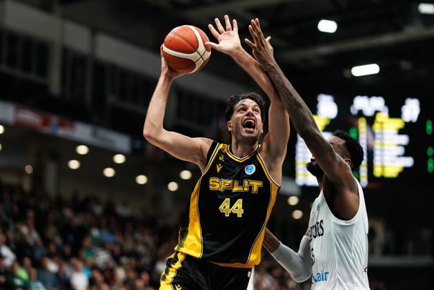 Benedict Turudic (KK Croatia Split) im Zweikampf mit Ejiofor Onu (Gladiators Trier), Aktion Action Vet Concept Gladiators Trier vs KK Split, Basketball, FIBA Europe Cup, 3. Spieltag, Saison 2026 2027, 21.10.2026 Vet Concept Gladiators Trier vs KK Split, Basketball, FIBA Europe Cup, 3. Spieltag, Saison 2026 2027, 21.10.2026 Copyright: xEibnerxPressefotox EP_ANS