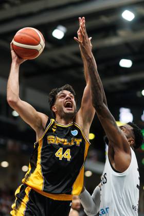 Benedict Turudic (KK Croatia Split) im Zweikampf mit Ejiofor Onu (Gladiators Trier), Aktion Action Vet Concept Gladiators Trier vs KK Split, Basketball, FIBA Europe Cup, 3. Spieltag, Saison 2026 2027, 21.10.2026 Vet Concept Gladiators Trier vs KK Split, Basketball, FIBA Europe Cup, 3. Spieltag, Saison 2026 2027, 21.10.2026 Copyright: xEibnerxPressefotox EP_ANS