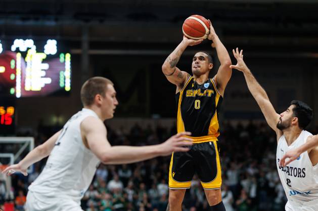 Nick Johnson (KK Croatia Split) im Zweikampf mit Marten Linssen (Gladiators Trier) und Behnam Yakhchali (Gladiators Trier), Aktion Action Vet Concept Gladiators Trier vs KK Split, Basketball, FIBA Europe Cup, 3. Spieltag, Saison 2026 2027, 21.10.2026 Vet Concept Gladiators Trier vs KK Split, Basketball, FIBA Europe Cup, 3. Spieltag, Saison 2026 2027, 21.10.2026 Copyright: xEibnerxPressefotox EP_ANS