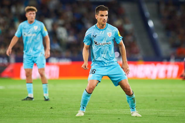 Inigo Ruiz de Galarreta (Athletic Club) during the LaLiga EA Sports match between Levante UD and Athletic Club at Estadi Ciutat de València on October 21, 2026 in Valencia, Spain. -