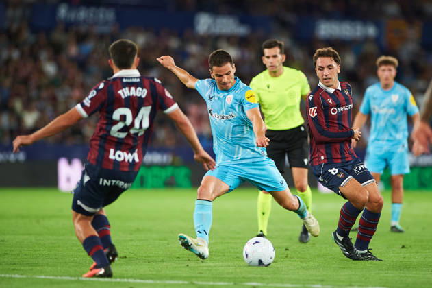 Inigo Ruiz de Galarreta (Athletic Club) during the LaLiga EA Sports match between Levante UD and Athletic Club at Estadi Ciutat de València on October 21, 2026 in Valencia, Spain. -