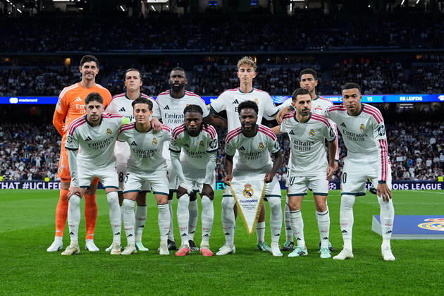 21.10.2026, xydrx, Herren, Fußball, UEFA Champions League, Real Madrid - RB Leipzig, Saison 2026 2027, Estadio Santiago Bernabeu: Mannschaftsfoto der Startelf von Real Marid Regulations prohibit any use of photographs as image sequences and or quasi-video. Copyright: HMBxMedia YannisxDreimann