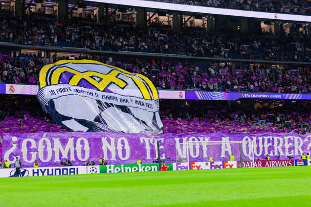 Fussball : UEFA Champions League, Ligaphase, 3. Spieltag, 21.10.2026, Real Madrid vs RB Leipzig, Santiago Bernabeu (Madrid) : Zuschauer, Fans, Tribüne, Fahne, Transparent, Spruchband, Choreographie, Fanchoreo, Copyright: xMichellexLukax