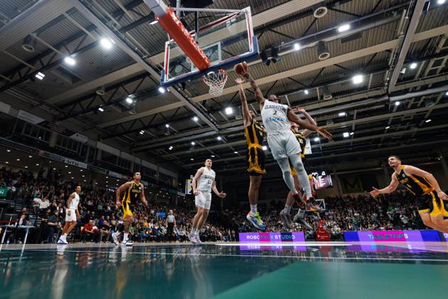 Terrell Harris (Gladiators Trier) im Zweikampf mit Benedict Turudic (KK Croatia Split), Aktion Action Vet Concept Gladiators Trier vs KK Split, Basketball, FIBA Europe Cup, 3. Spieltag, Saison 2026 2027, 21.10.2026 Vet Concept Gladiators Trier vs KK Split, Basketball, FIBA Europe Cup, 3. Spieltag, Saison 2026 2027, 21.10.2026 Copyright: xEibnerxPressefotox EP_ANS