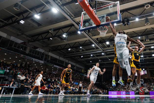 Terrell Harris (Gladiators Trier) im Zweikampf mit Benedict Turudic (KK Croatia Split), Aktion Action Vet Concept Gladiators Trier vs KK Split, Basketball, FIBA Europe Cup, 3. Spieltag, Saison 2026 2027, 21.10.2026 Vet Concept Gladiators Trier vs KK Split, Basketball, FIBA Europe Cup, 3. Spieltag, Saison 2026 2027, 21.10.2026 Copyright: xEibnerxPressefotox EP_ANS