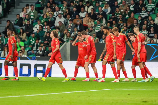 SOCCER - UEFA CL, Sporting vs LASK LISBON,PORTUGAL,21.OCT.26 - SOCCER - UEFA Champions League, Sporting Club de Portugal vs Linzer ASK. Image shows the rejoicing of the team LASK.  GEPAxpictures xManuelxBinder
